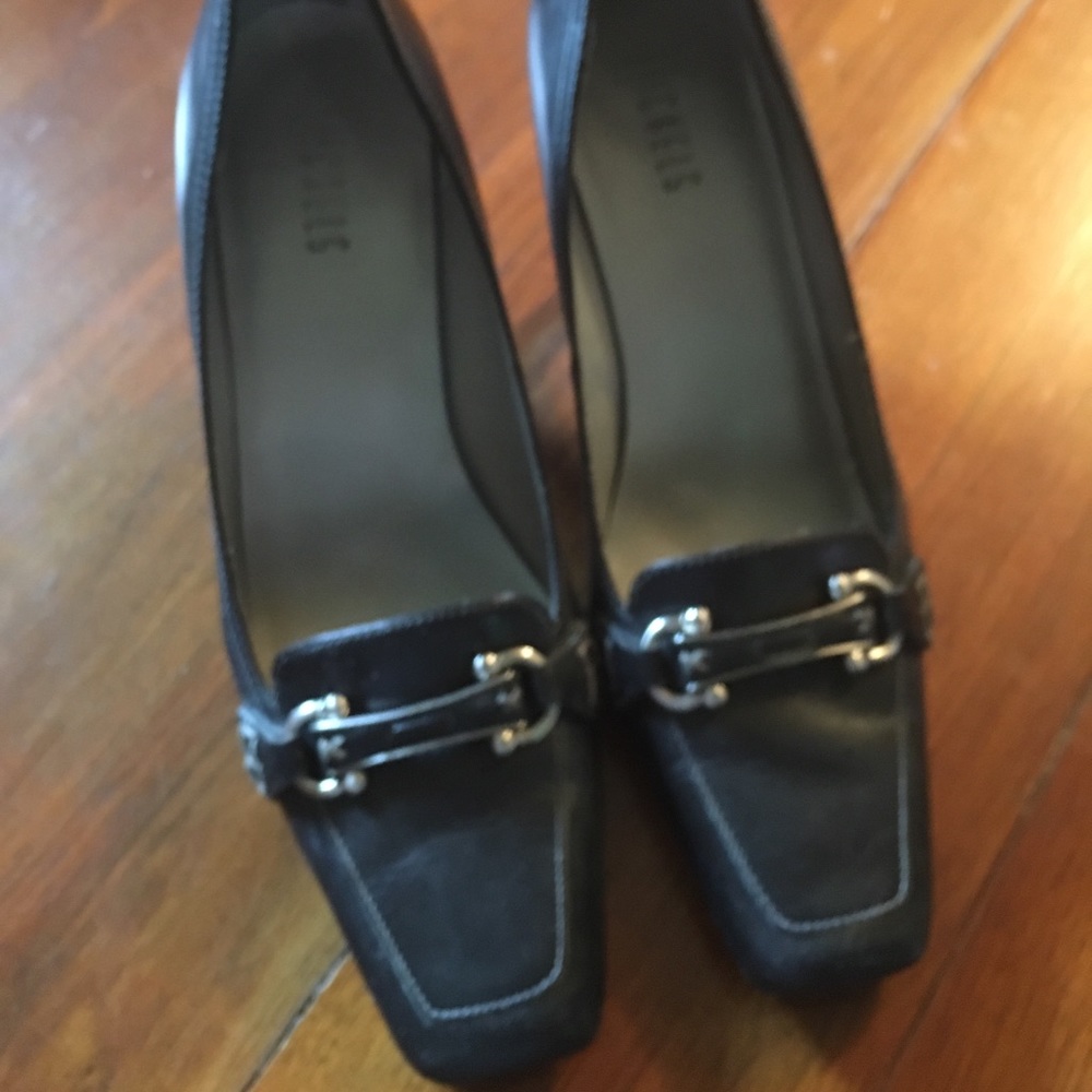 GUC ladies 3" heeled black shoes 8 1/2